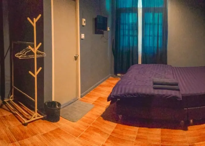 Airport House Отель *