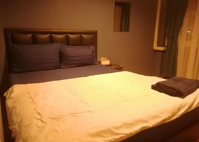 Airport House Отель