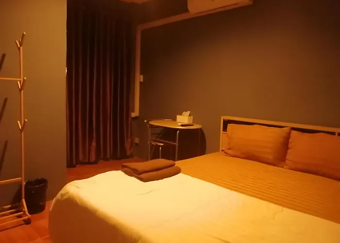 Airport House Отель *