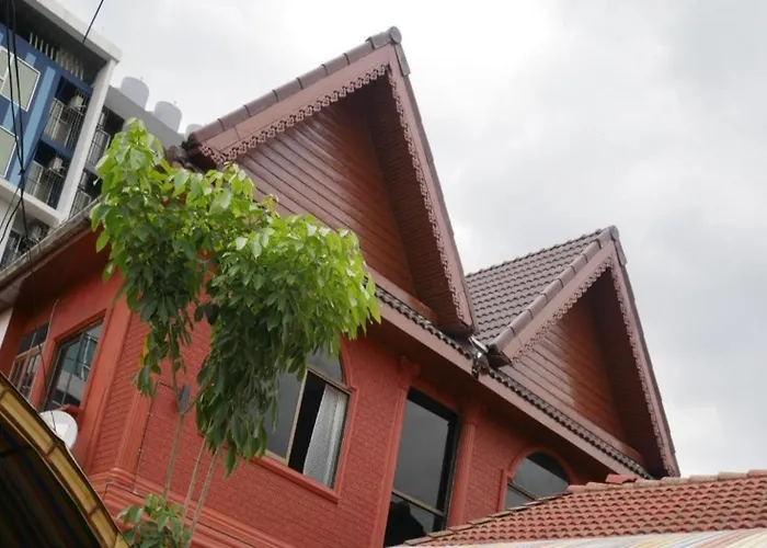 Airport House Отель