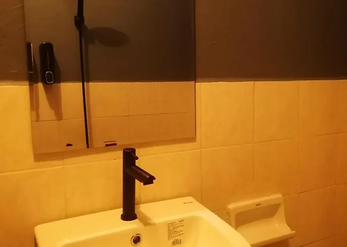 Airport House Отель