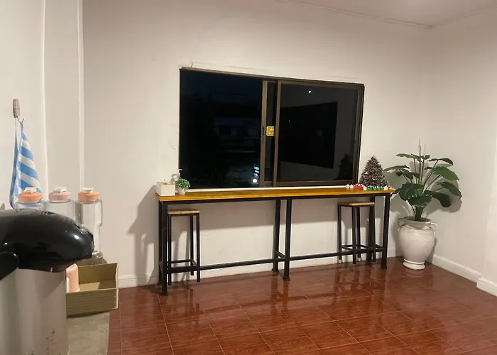 Airport House Отель